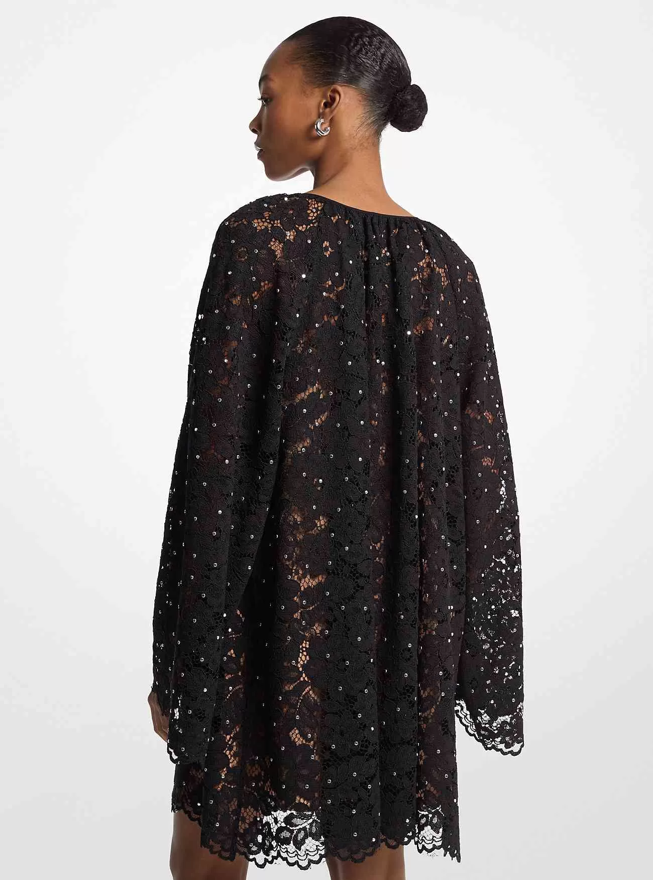 Abito con scollo a V in pizzo floreale borchiato