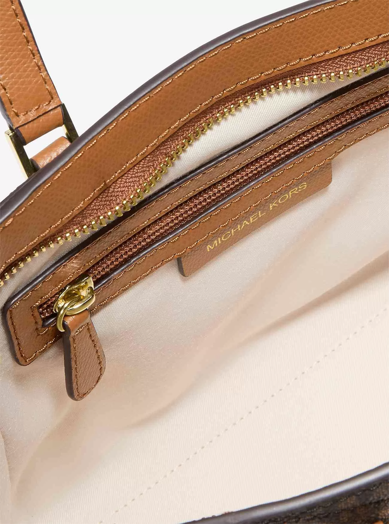 Borsa a tracolla convertibile Taryn piccola con logo esclusivo e pelle Borsa a tracolla convertibile Taryn piccola con logo esclusivo e pelle