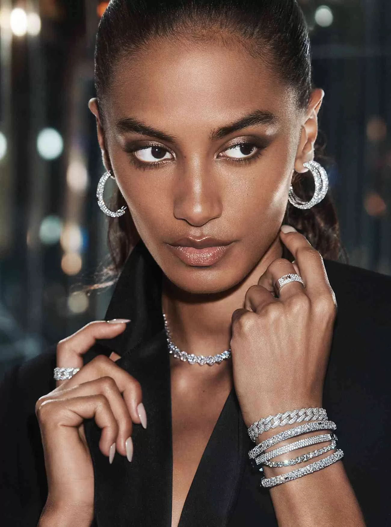 Bracciale rigido con logo in pavé in argento sterling placcato in metallo prezioso