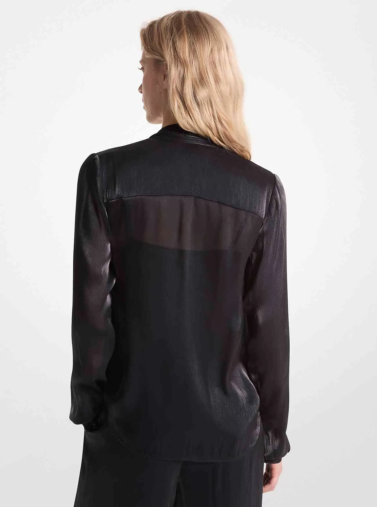 Camicetta con allacciatura al collo in georgette metallizzata increspata