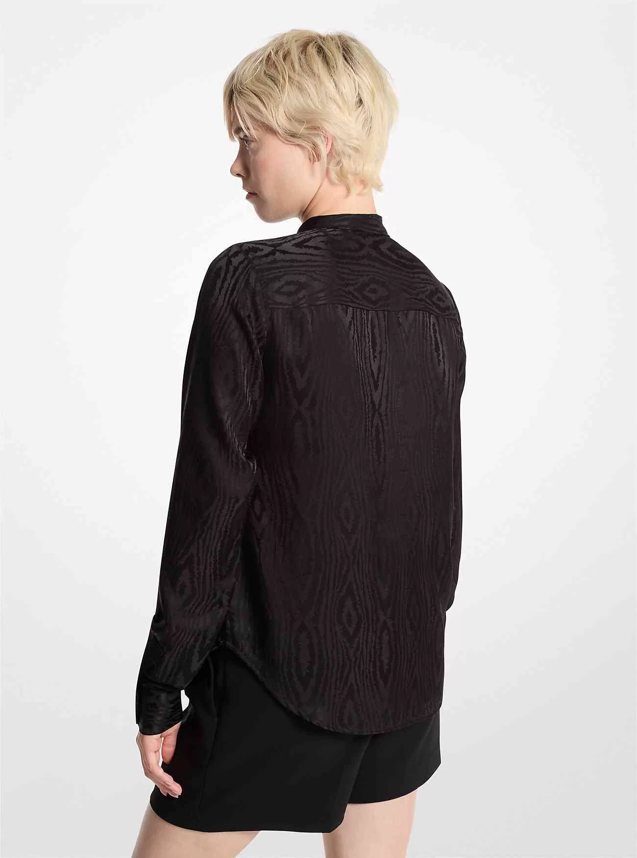 Camicetta con allacciatura al collo in moiré