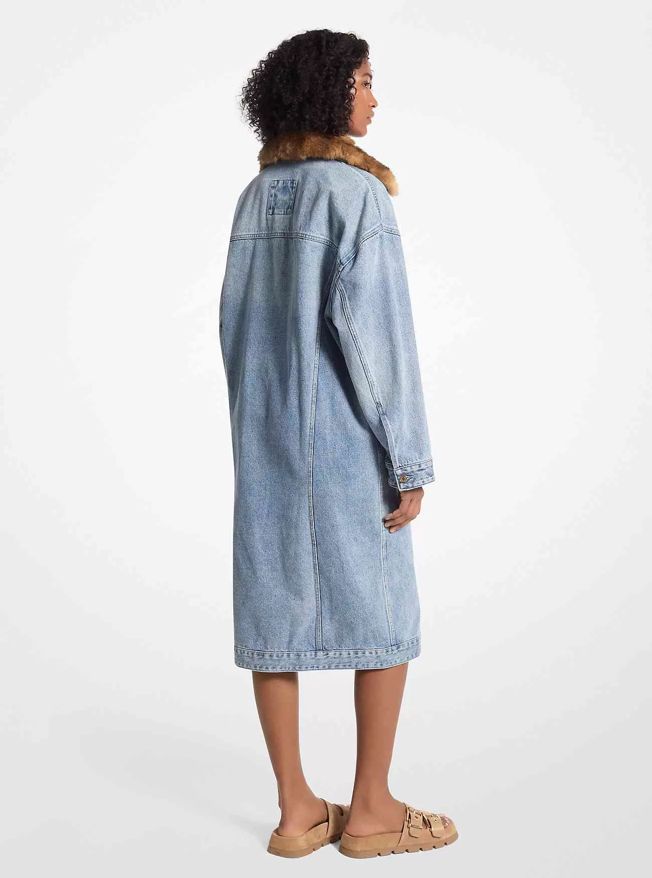 Cappotto oversize in denim con finiture in pelliccia sintetica