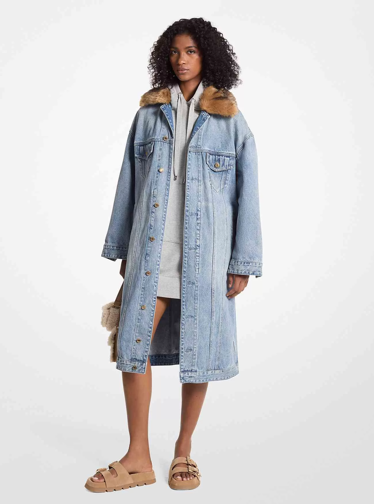 Cappotto oversize in denim con finiture in pelliccia sintetica