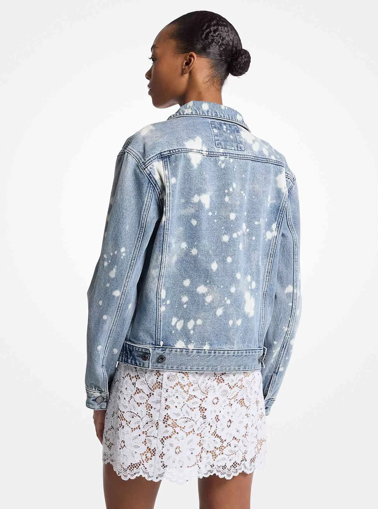 Giacca trucker in denim schizzata a mano