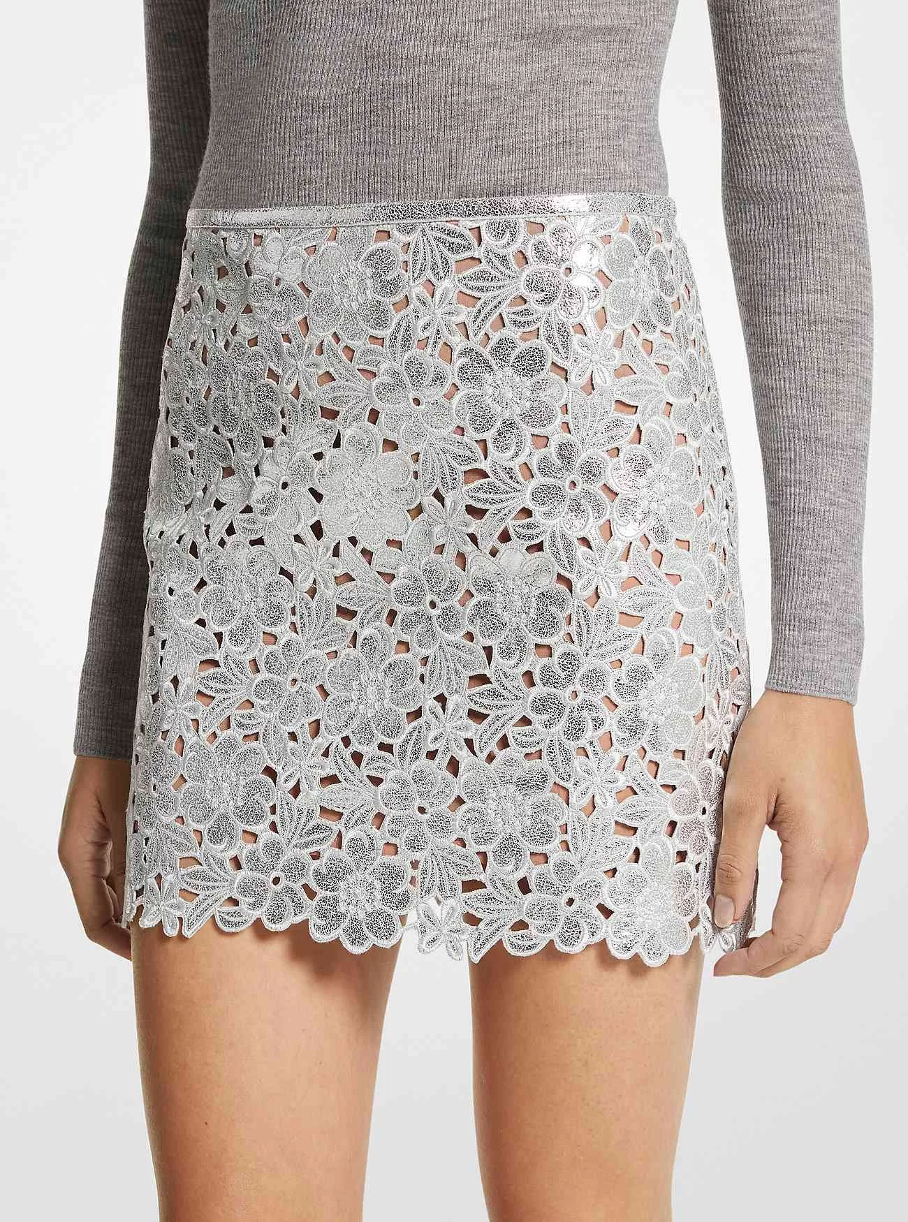 Minigonna floreale in pelle scamosciata metallizzata