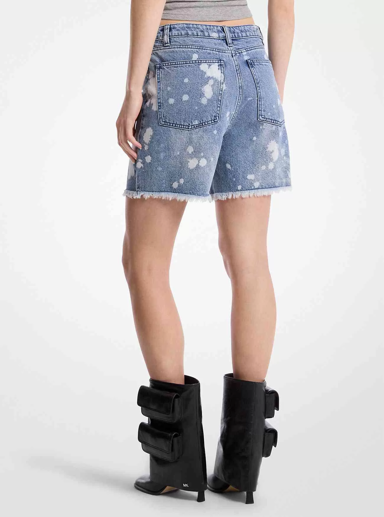 Pantaloncini da fidanzato in denim candeggiato schizzati a mano