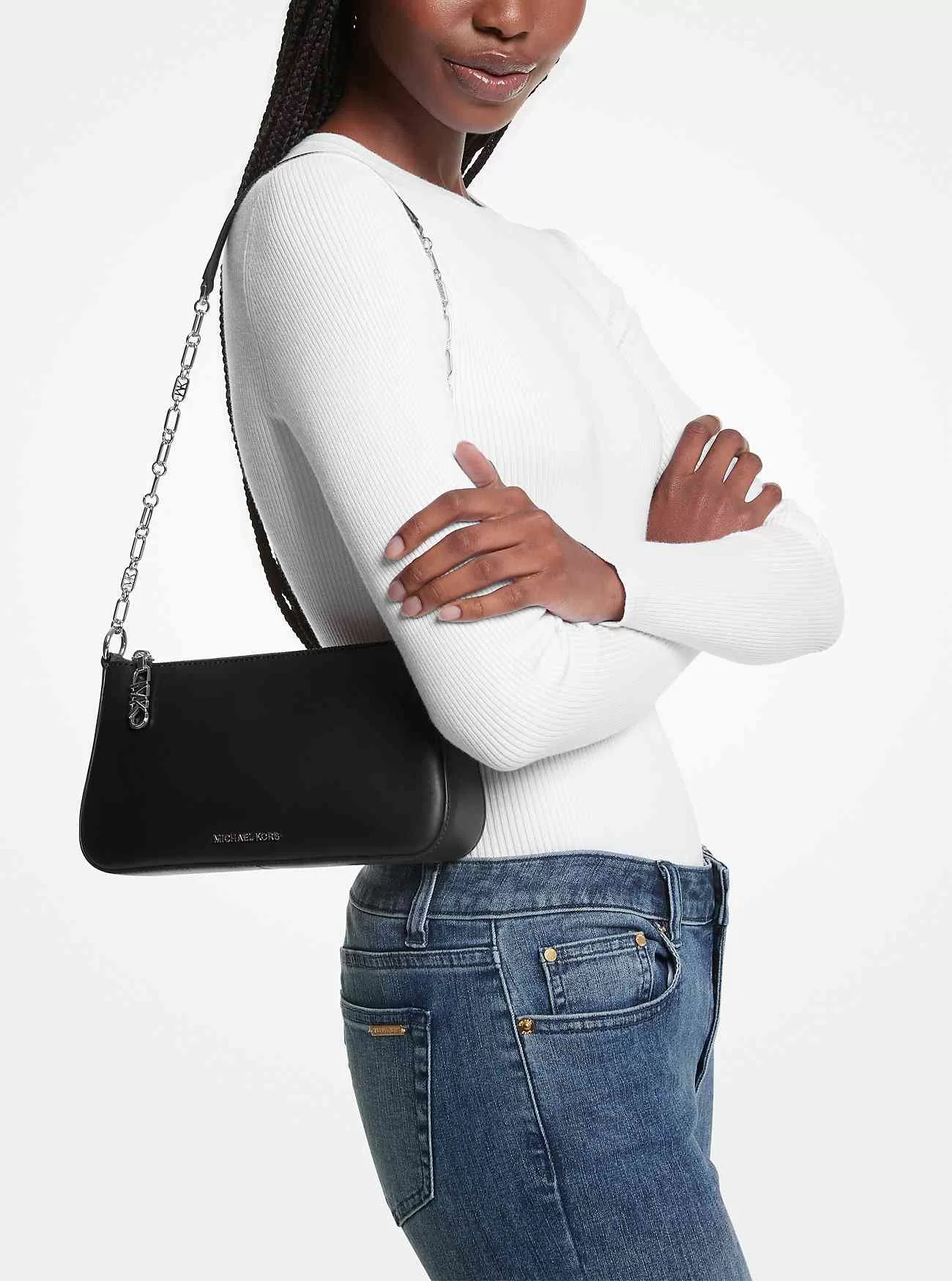 Pochette media stile Empire in pelle con maglie a catena Pochette media stile Empire in pelle con maglie a catena