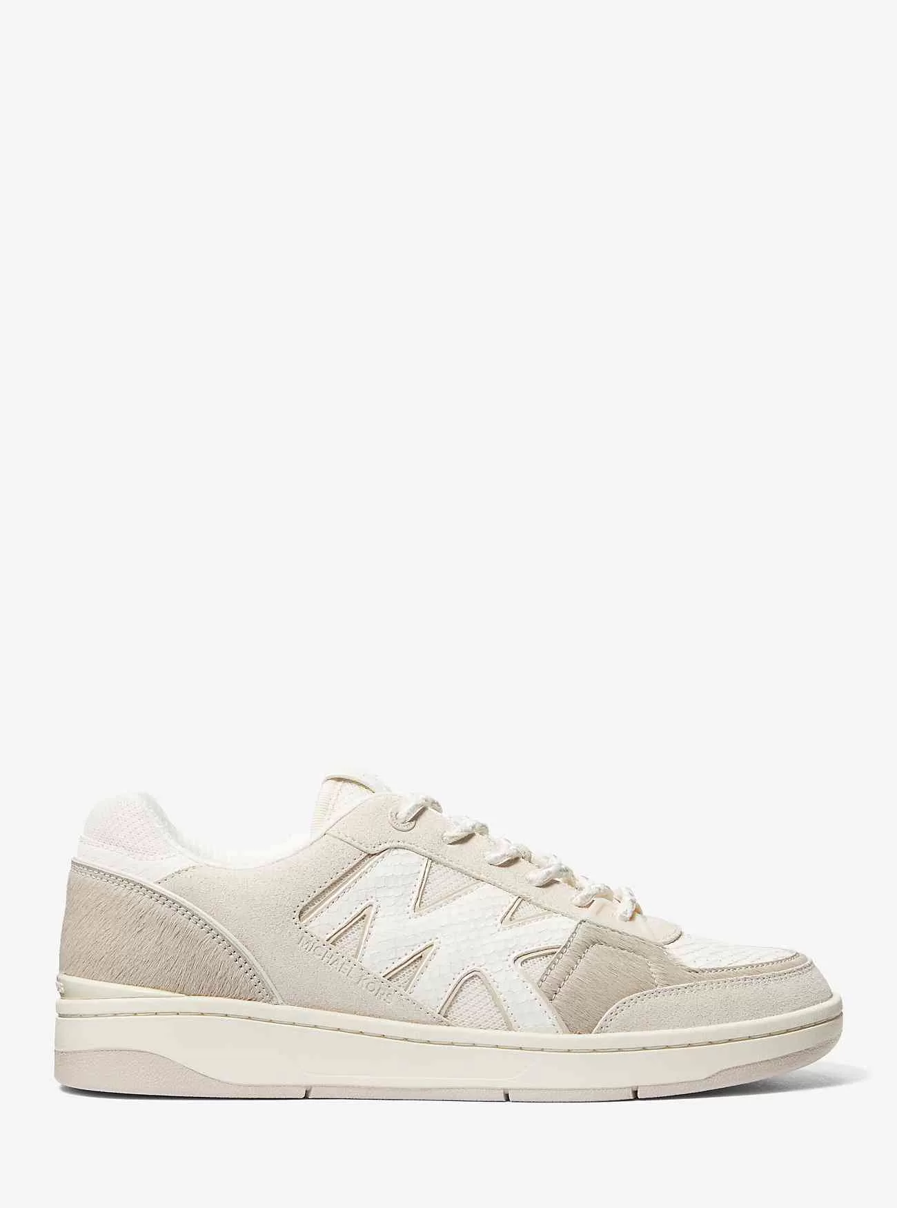 Sneaker ribelle con tecnica mista