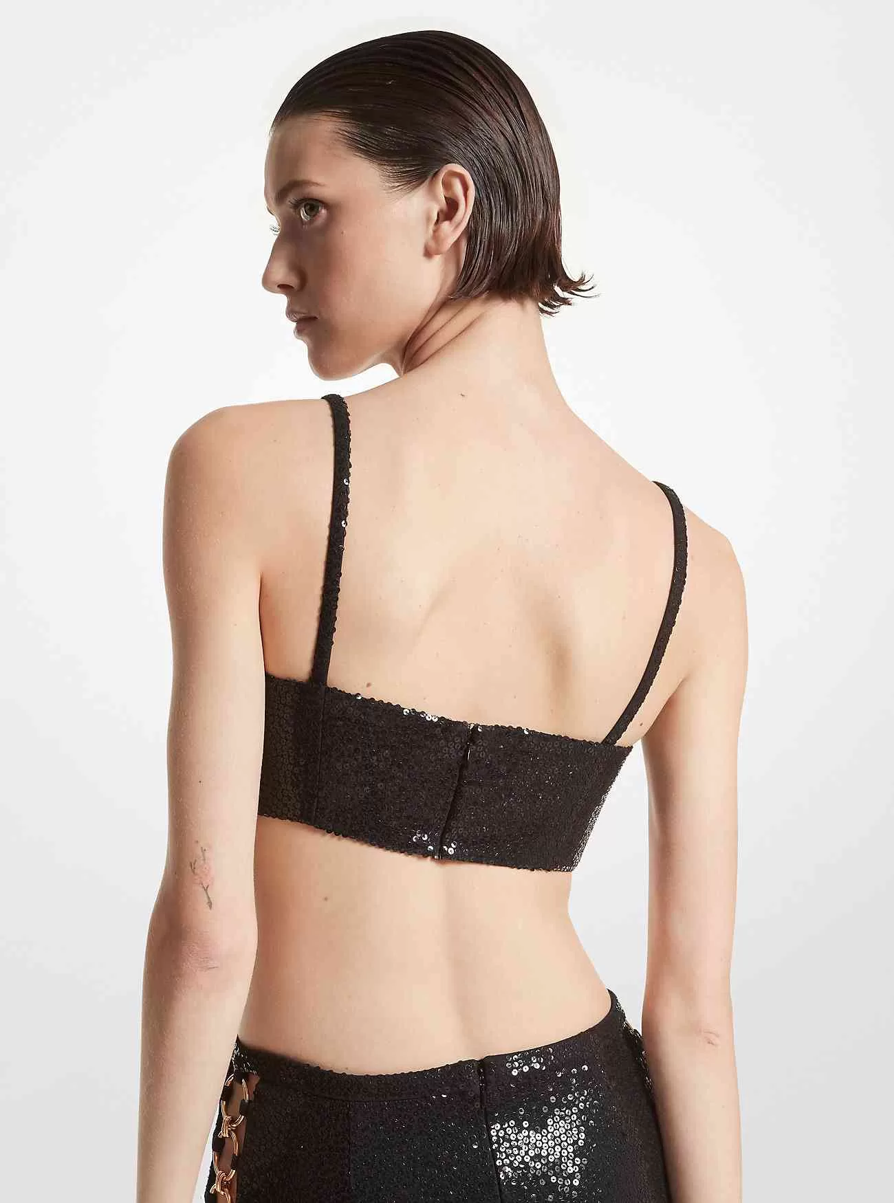 Top reggiseno in doppio crêpe sablé con paillettes ricamate a mano